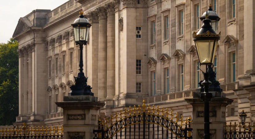 A falak és a padló rejtette a Buckingham-palota különös titkait: 140 éves tárgyra bukkantak a felújítás során