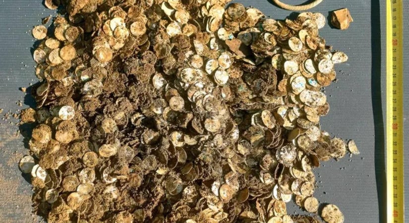 Több ezer ezüstérmét talált egy fémdetektoros alig fél méterrel a föld alatt