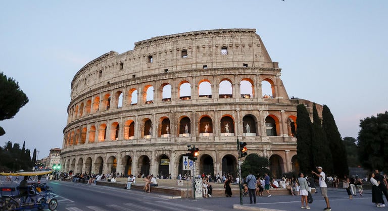 Bezárták a Colosseumot, miután egy 22 éves munkás lezuhant, és meghalt