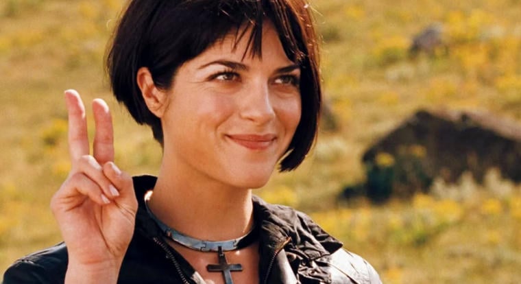 Letartóztatták Selma Blairt, a Hellboy-filmek sztárját, miután állítólag megharapott egy stewardesst és ki akarta nyitni a repülő ajtaját