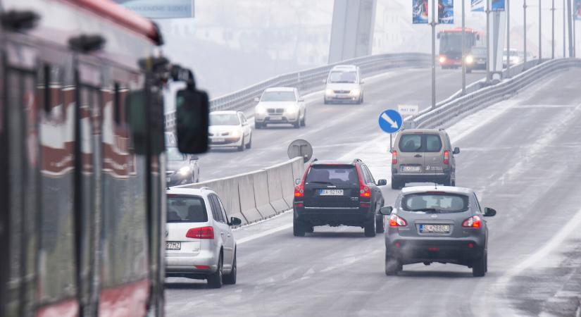 Csúszós utak és viharos szél miatt riasztanak több járásban