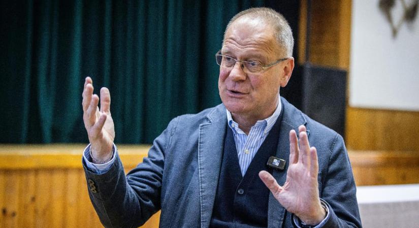 Navracsics Tibor az elutasított iskolaigazgatói pályázatok miatt aggódik