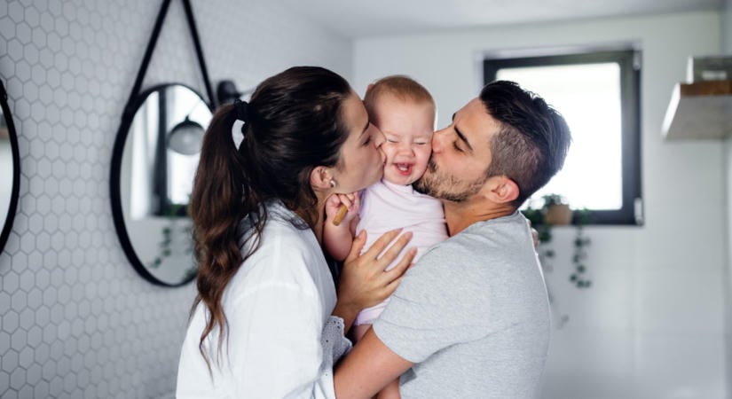 Kusza fogak és tüsszögés? 10 tulajdonság, amit csak az egyik szülődtől örökölhetsz