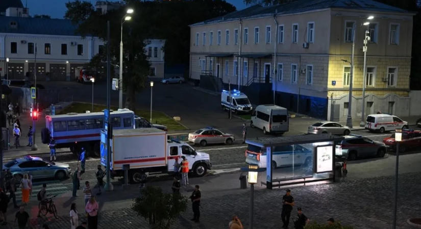 Házi készítésű bombát robbantottak egy moszkvai étteremnél, többen meghaltak – fotók, videók