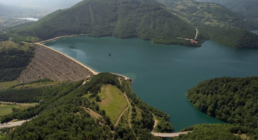 12 falut árasztottak el, hogy létrejöjjön ez a tó: ez Európa egyik legmélyebb mesterséges tava