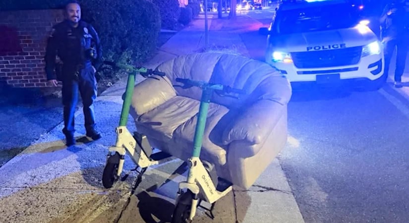 Kanapét szereltek két elektromos rollerre, majd kihajtottak a forgalomba – a rendőrök sem hittek a szemüknek