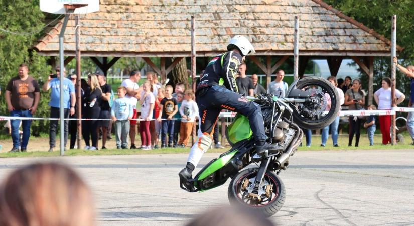 Füst, durrogás és kerékcsikorgatás – így telt a kálozi motoros találkozó