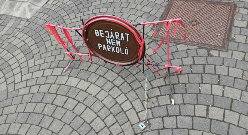 Elbarikádozták egy belvárosi társasház bejáratát Kaposváron