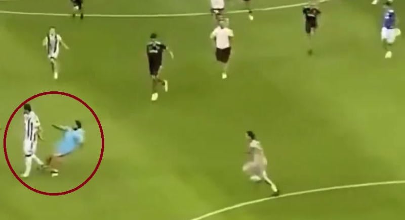 Bizarr sérülés: Saját szurkolója rúgta le a Juventus játékosát - videó