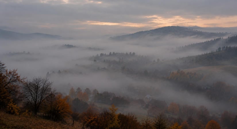 Sűrű ködre figyelmeztetnek a meteorológusok Hargita megyében