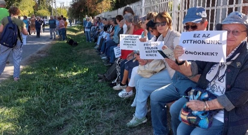 11 000 m³ betont használnának a Balaton parti lakóparkhoz, helyiek tüntettek Fonyódon
