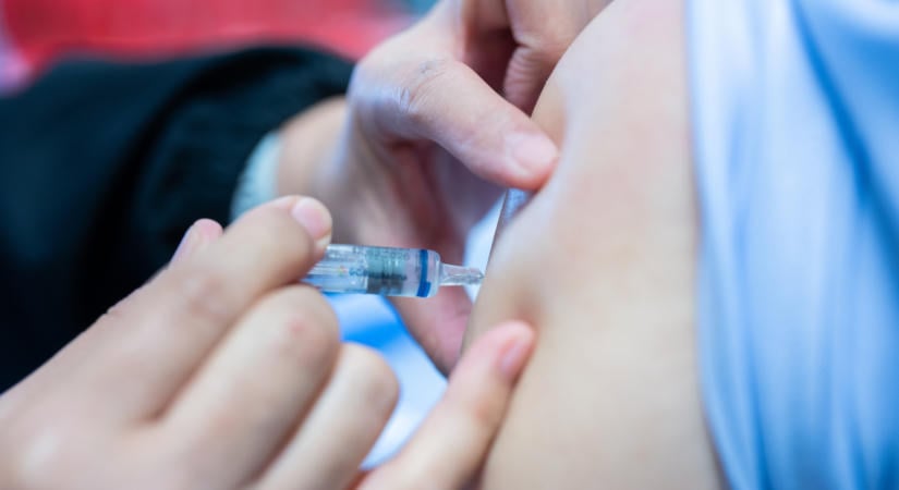 Tiszta vizet öntött a pohárba a gyógyszerhatóság a hatodikosoknak szánt vakcinával kapcsolatban