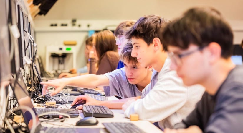 Viszlát, unalmas tanórák: profik viszik a jövő leghasznosabb technológiáját a hevesi iskolákba!