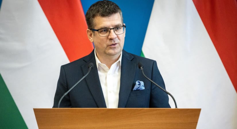A másik volt magyar miniszter is marad rács mögött