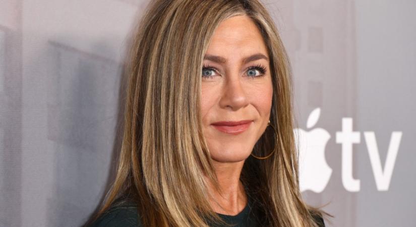Egyre többen cserélik le erre az ereszcsatornát – Jennifer Aniston kertje megmutatja, miért