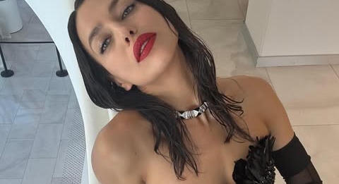 Wow! Irina Shayk vadító fűzős szerkóban vette be a velencei filmfesztivált