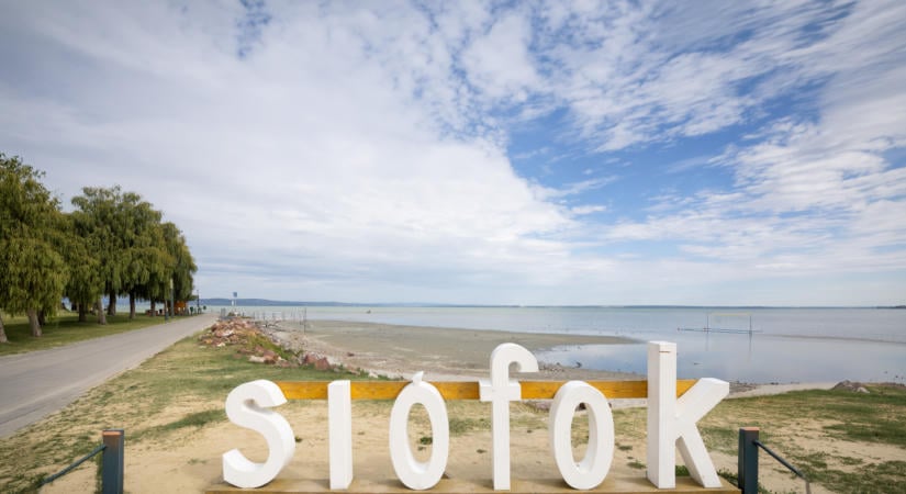 Elhasalt a Balaton? – Siófok polgármestere gyenge nyári bevételről számol be – A fizetős strandokra nem mennek, a kaját otthonról hozzák