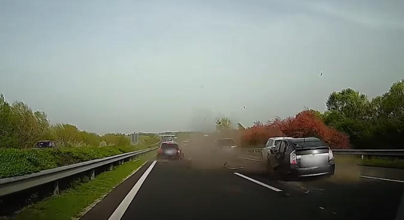 Újabb videót tettek közzé a hétfői M7-es tömegbalesetről