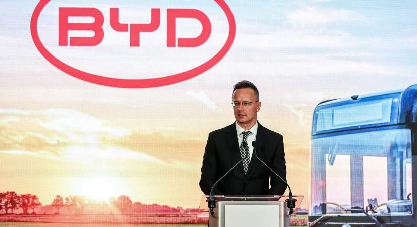 Szijjártó BYD-s karrierváltása kísértetiesen idéz egy húsz évvel ezelőtti német botrányt