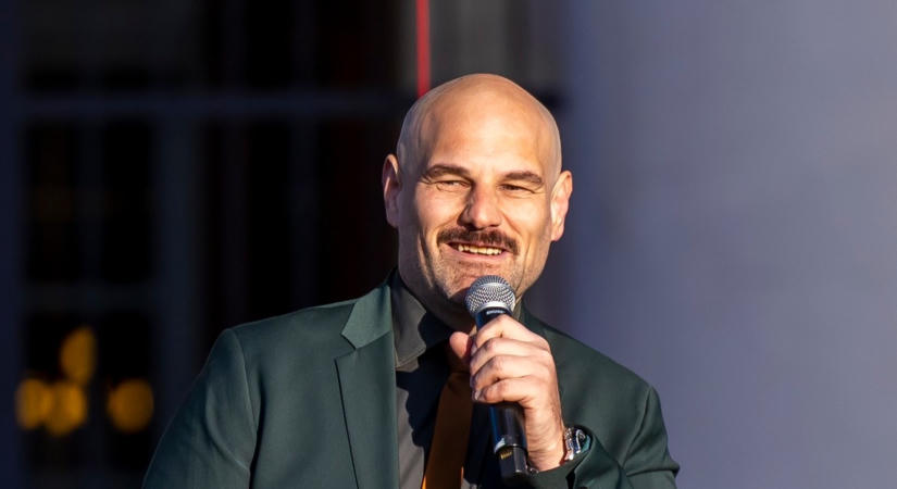 Cicája nehezíti meg a dalszövegírást Kocsis Tibor számára