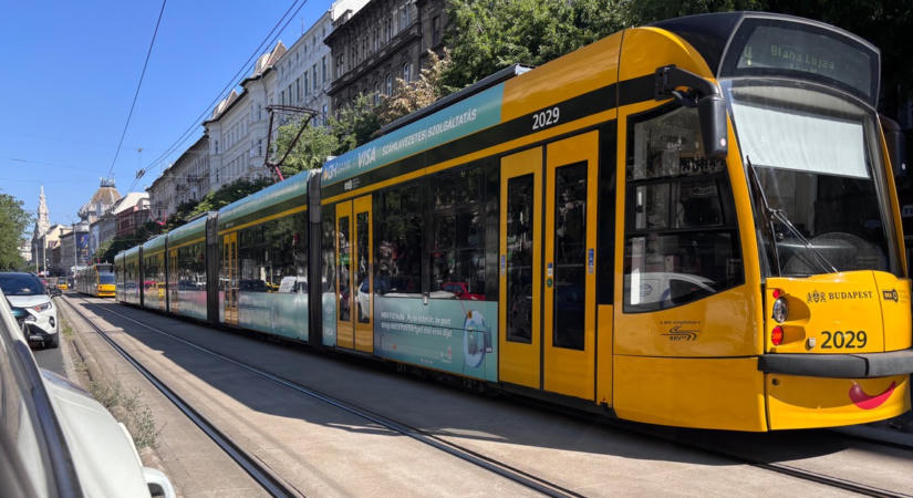 Letartóztathatják a 4-es villamoson szurkáló 18 éves férfit, nem ez volt az első agresszív kirohanása