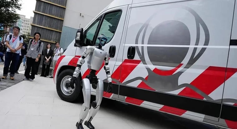 Japánban kifejlesztettek egy mentőautót, ami emberek megmentése helyett robotokat javít meg