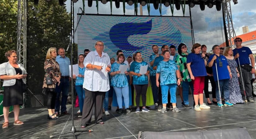 Tánccal és jeleléssel lobbant fel a Szeretet Lángja Szekszárdon