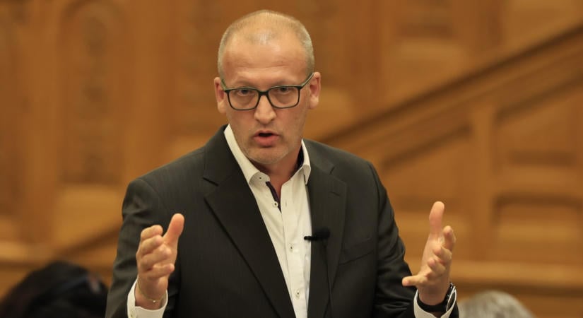 Tarr Zoltán vizsgálatot indít a Budapesti Operettszínház ügyében