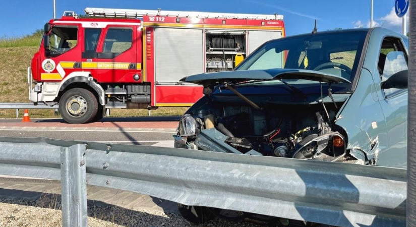 Szalagkorlátnak csapódott egy autó az M7-esen – egy másik jármű is érintett