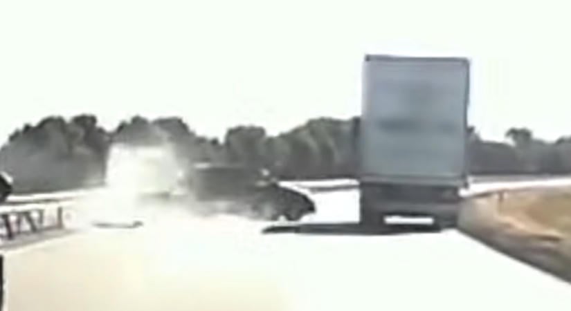 Kilengő utánfutó okozott balesetet az M4-es autóúton, egy kamionnak is nekicsapódott