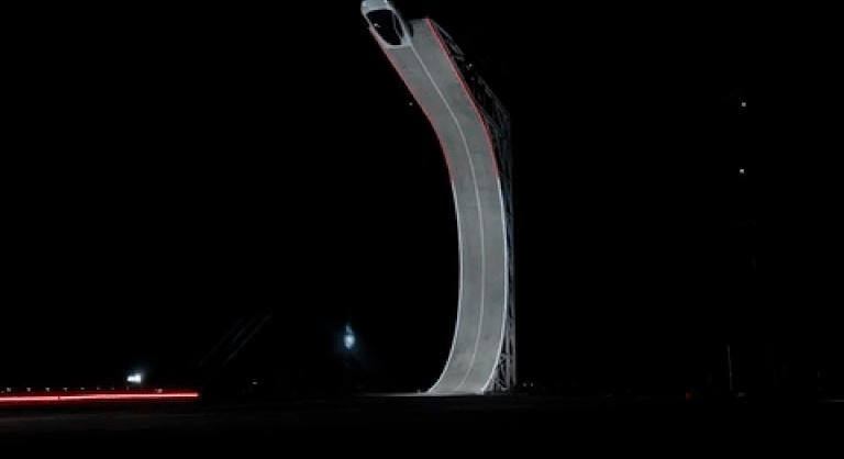 A Tesla bemutatta repülő autóját, amely fejjel lefelé is tud közlekedni