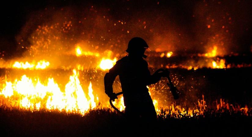 Kigyulladt egy kocsi, a tűz átterjedt a szomszédos asztalosműhelyre