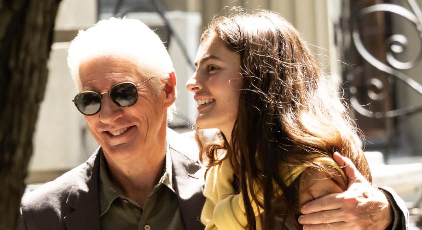 Richard Gere 48 évvel fiatalabb nőt próbál felszedni, fotókon a jelenetek