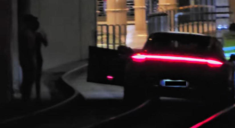 Porschéval próbált meg villamosozni az ittas sofőr a pesti éjszakában, nem jött össze neki