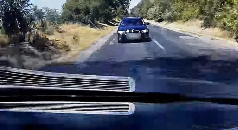 Tolakodott a BMW-s, nyíltak is a légzsákok az idióta balesetben