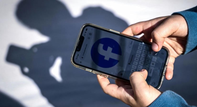 Tényleg a fejük tetejére állhatnak az algoritmusok a közösségi médiában?