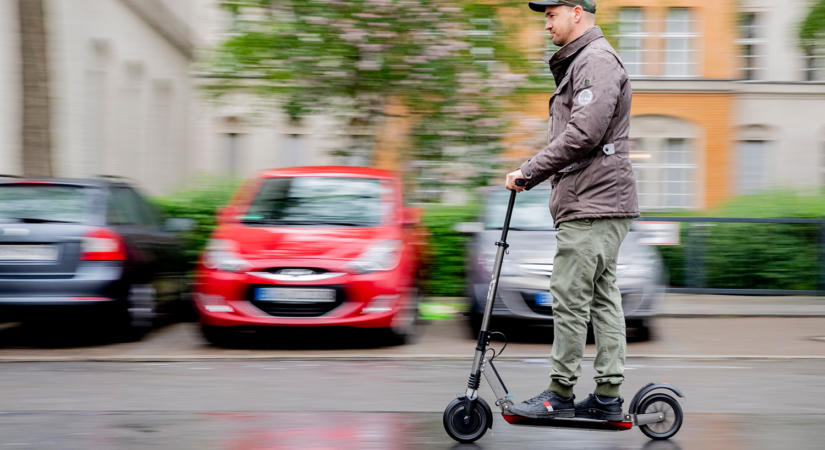 Épp kanyarodott volna az autós, amikor megérkezett mellette a rolleres, aztán…