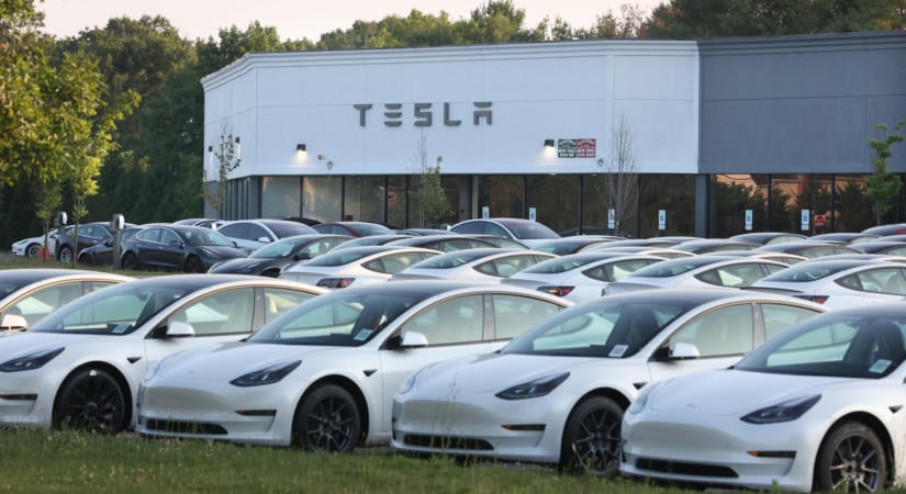 Így vizsgázott az önvezető Tesla esőben Budapesten: az amerikai diplomata is kipróbálta a jövő technológiáját