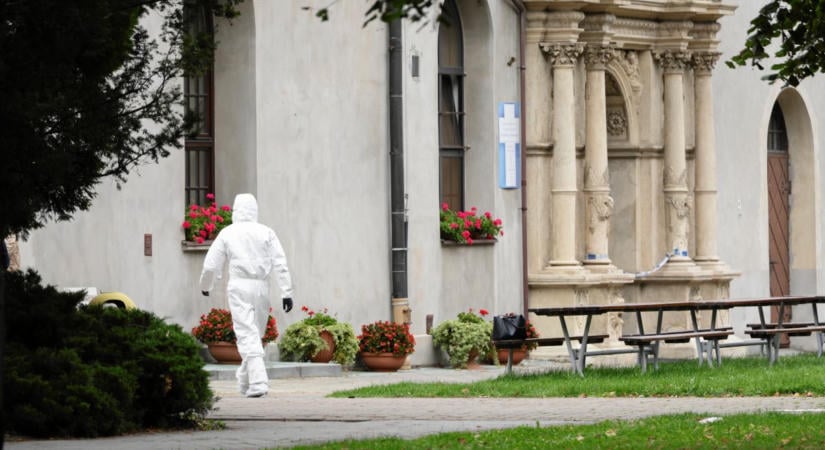 Szörnyű! Késes támadó gyilkolt meg egy papot Lengyelországban