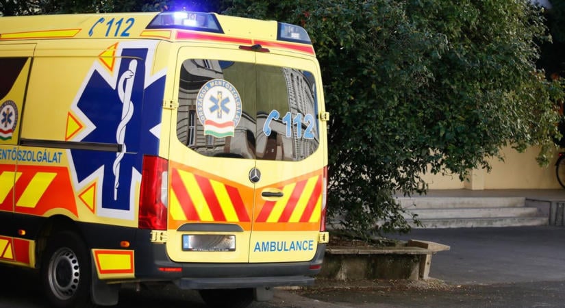 Bajba került egy idős ember a zalai városban, a tűzoltók az erkélyen át jutottak be hozzá