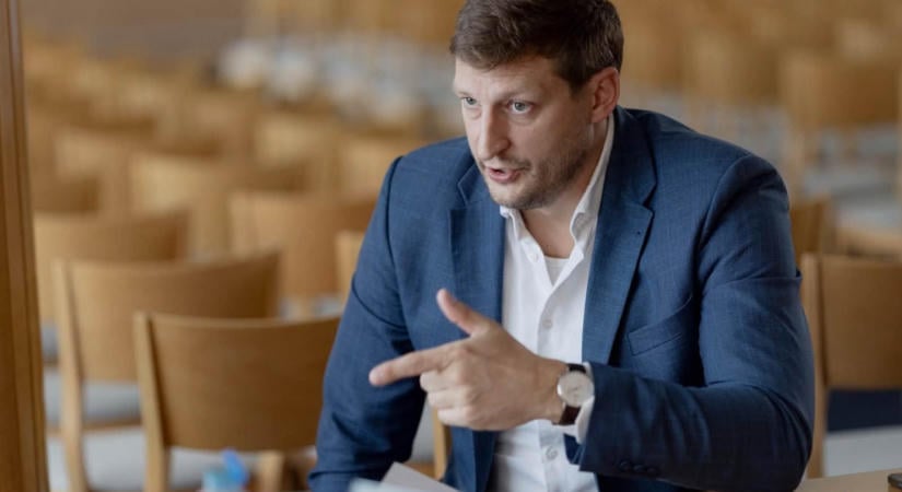 Panyi Miklós bocsánatot kért az aradi vértanúkról megosztott hibás AI kép miatt