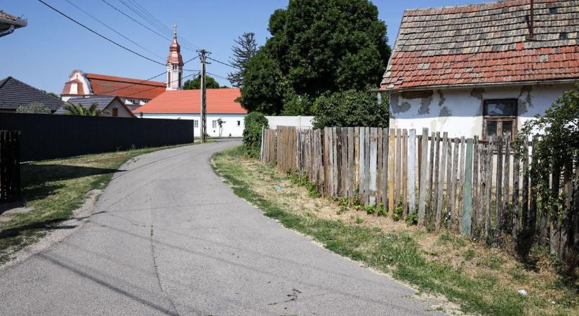 Vérnyomok a zagyvarékasi betonon: kukába rejtette a kést a nő, miután összeszurkálta az unokabátyját