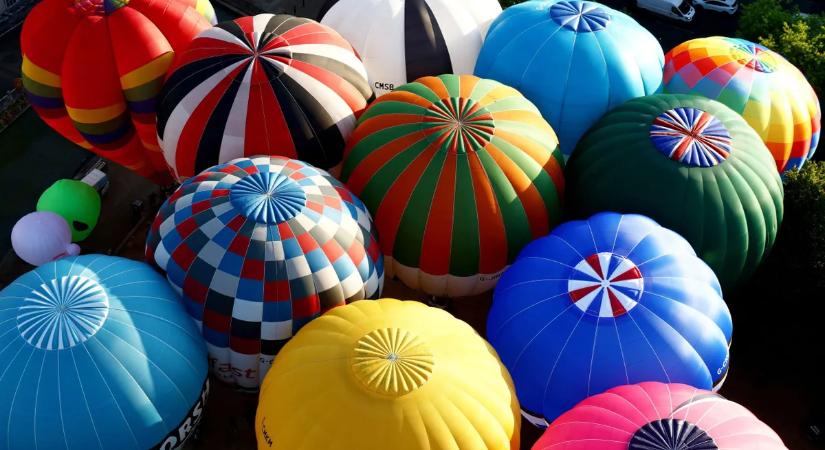 Elképesztő látvány: több mint száz óriási hőlégballon lepi el egyszerre az eget – fotók