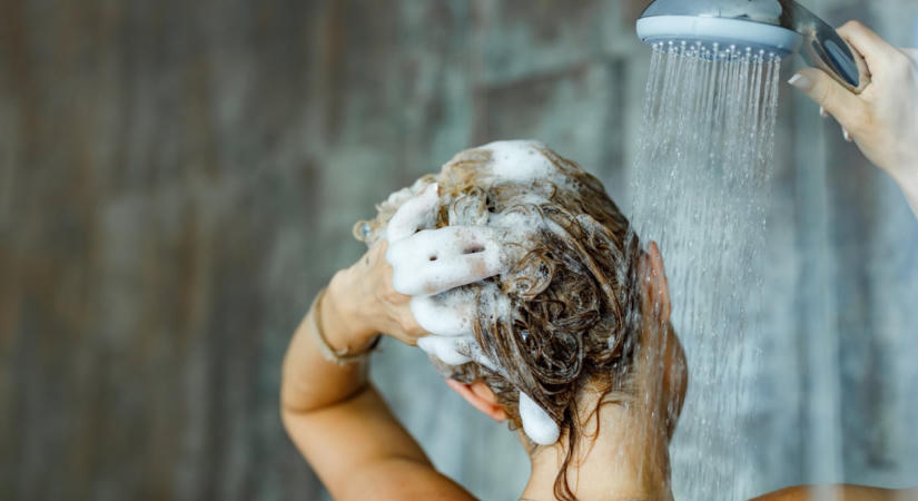 A leggyakoribb nyári hajmosási hiba, amitől zsíros lesz a fejbőröd