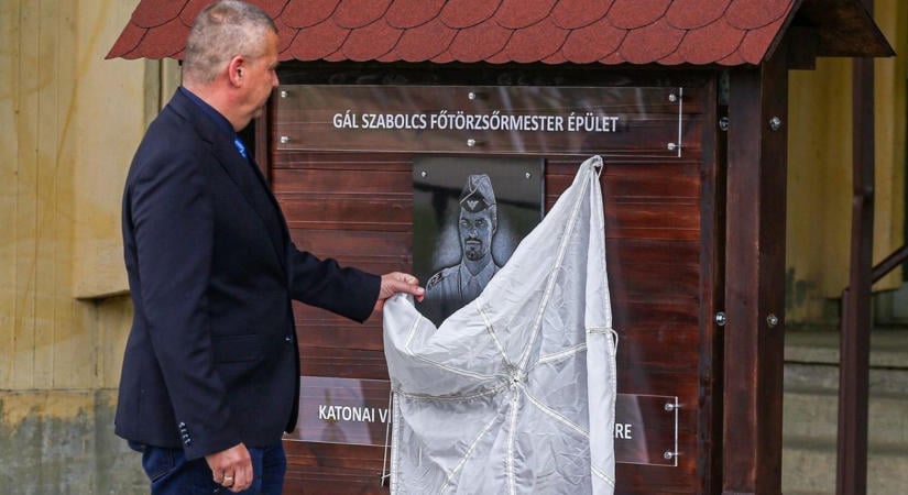 „A legjobb helyen van Szabolcs neve” – világbajnok ejtőernyős nevét viseli a kiképzőépület a szolnoki helikopterdandárnál