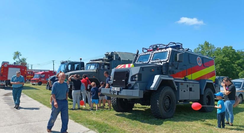 Tűzoltók lepték el a Tolna megyei települést, gőzerővel vetik bele magukat a feladataikba