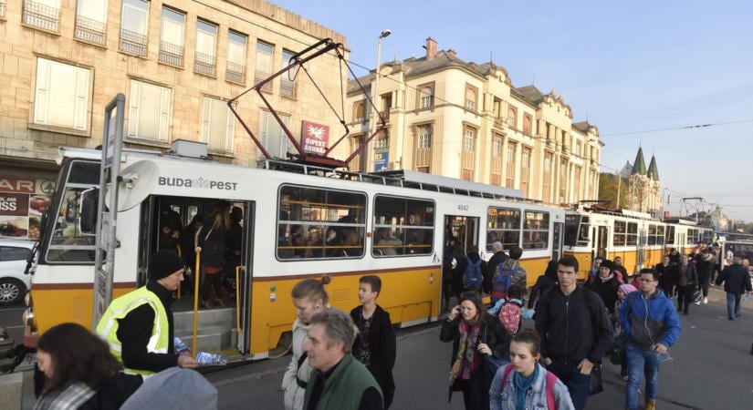 Villamossal ütközött, majd épületnek csapódott egy teherautó Újpesten: mentők és tűzoltók is a helyszínen érkeztek
