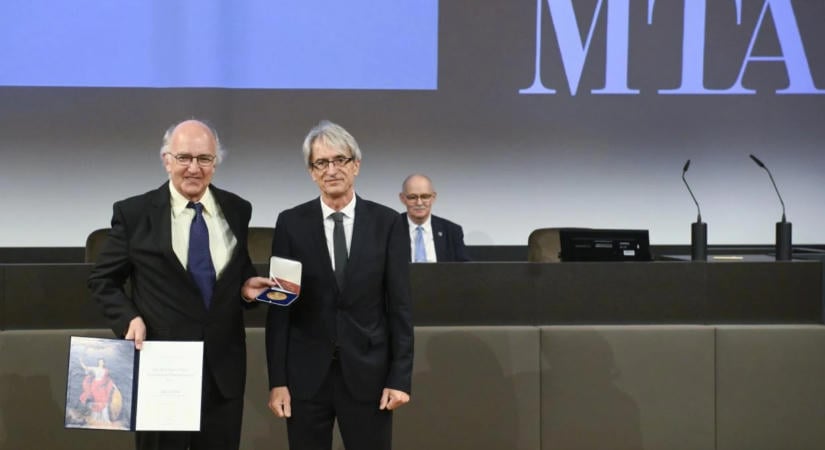 Kollár János matematikus vette át a Bolyai János Nemzetközi Matematikai Díjat