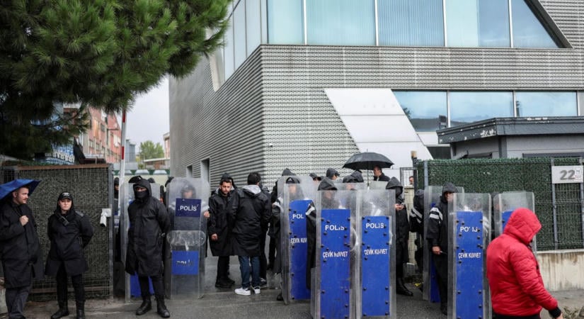 A török rendőrség razziát tartott egy ellenzéki tévénél, az élő adásokat leállították