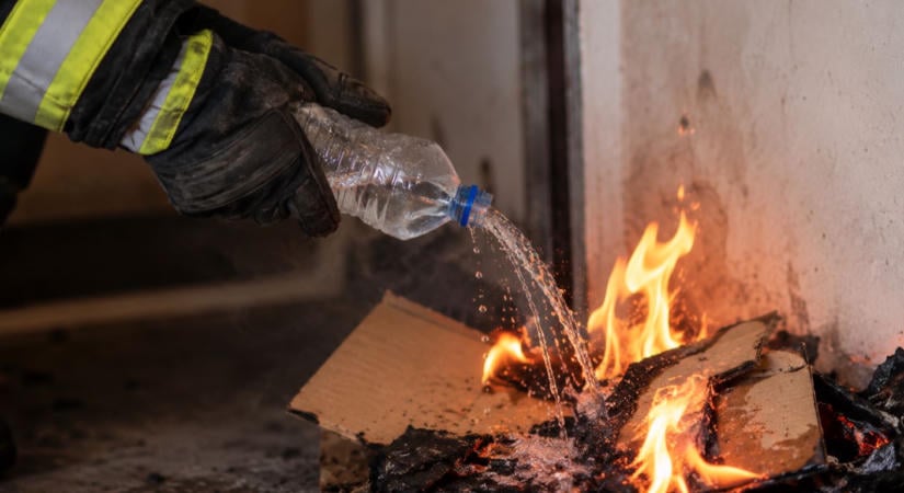 Flakon vízzel oltották a debreceni tüzet